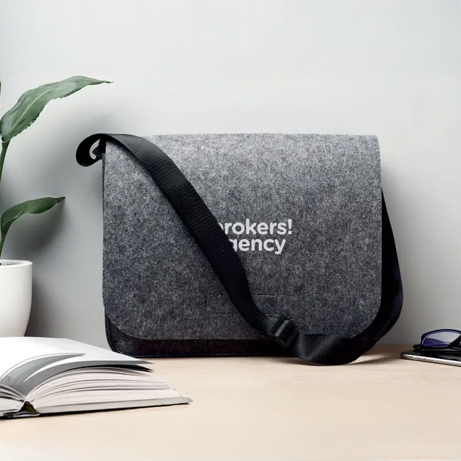 Laptoptaske af RPET-filt som firmagave til uddannelsessektoren